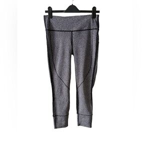Lululemon Black & White Geometric Print Crops – Size 8